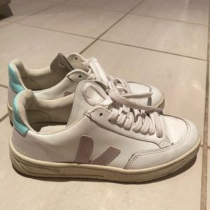 Veja sneaker size 5